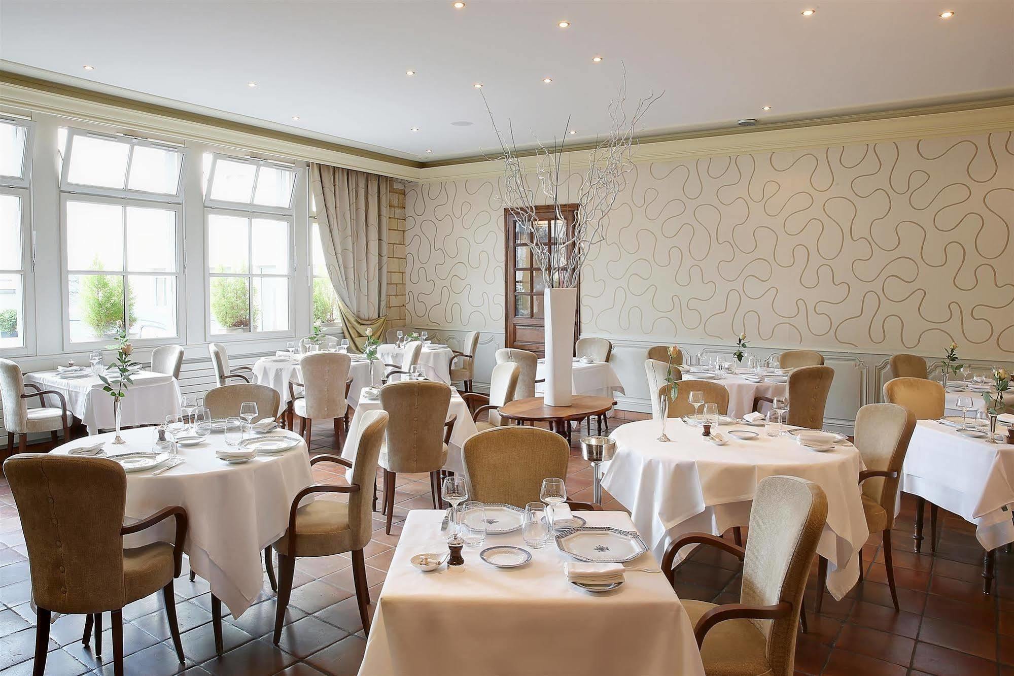 Hotel Restaurant Le Dauphin et Le Spa du Prieuré Caen Exterior foto